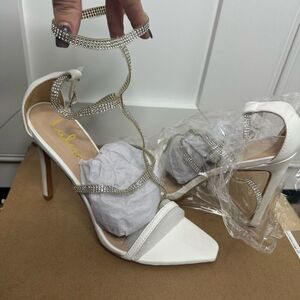 New in Box Lulus white Damsia size 10 heel. Never worn
